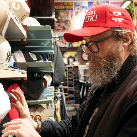 Make America Go Away: Τα κόκκινα καπέλα-παρωδία των MAGA, που έγιναν σύμβολο διαμαρτυρίας στη Δανία