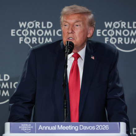 Βήμα πίσω από τον Τραμπ: Αποσύρει την απειλή για δασμούς λόγω Γροιλανδίας