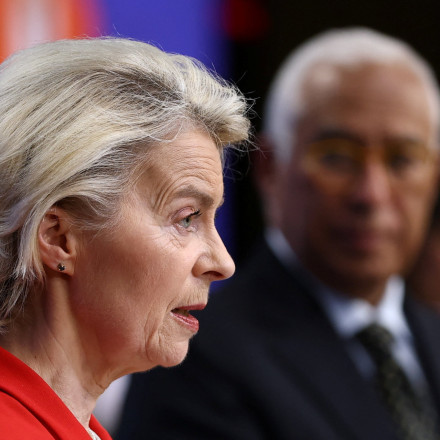 Προς αποκλιμάκωση οι σχέσεις ΕΕ με ΗΠΑ: Ανακούφιση αλλά και αμφιβολίες για τις κινήσεις Τραμπ