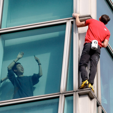 «Δάμασε» ουρανοξύστη χωρίς σχοινιά - Ανάβαση σε ζωντανή μετάδοση μέσω Netflix