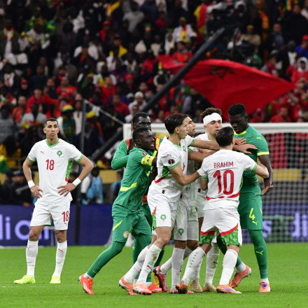 Αδιανόητο: Ο αναπληρωματικός κίπερ της Σενεγάλης έδωσε «μάχη» με ball boys για μια... πετσέτα (vid)