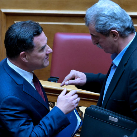 «Χάλασε» η Βουλή: Άδωνις - Πολάκης με χαλαρή συζήτηση και αβρότητες