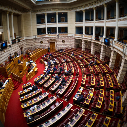 «Είστε γαλαρία», «ντροπή σας», «λογοκρίνετε!» - Ένταση και διακοπή στη συζήτηση για το αγροτικό