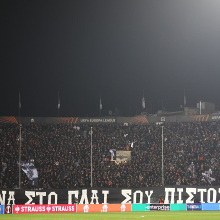 ΠΑΟΚ - Ρεάλ Μπέτις: Πανό συμπαράστασης για τη σιδηροδρομική τραγωδία της Ισπανίας στην Τούμπα (pic)