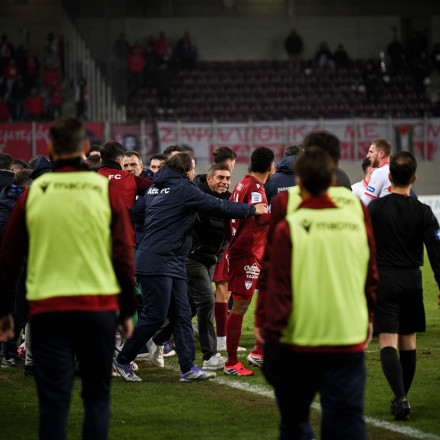 Χαμός στην Λάρισα μετά τον τραυματισμό του Καρέλη - Πιάστηκαν στα χέρια οι δυο αποστολές