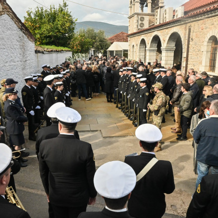 Οδύνη στην κηδεία του λιμενικού στο Άστρος: Ο Κικίλιας πρότεινε να «υιοθετήσει» η Βουλή το παιδί του