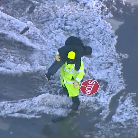 Σχολικός τροχονόμος κουβαλά παιδί στους ώμους του για να περάσει παγωμένο δρόμο στο Σικάγο
