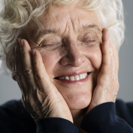 Πώς τα δόντια και η ελλιπής στοματική φροντίδα μπορούν να αυξήσουν τον κίνδυνο άνοιας