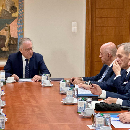 ΣΕΒ – Υπ. Ανάπτυξης: Ενεργειακό κόστος, λιγότερη γραφειοκρατία και επενδύσεις στο τραπέζι