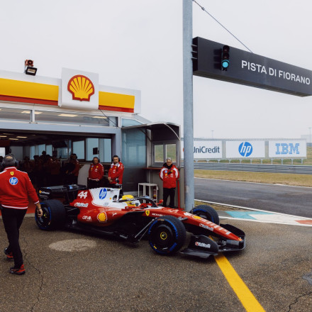 Formula 1 2026: Η Ferrari SF-26 στο πρώτο shakedown ανοίγει τη νέα σεζόν
