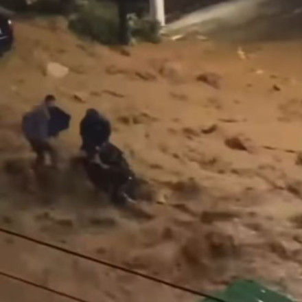 Συγκλονιστικό βίντεο στη Γλυφάδα: Γυναίκα σε δρόμο-χείμαρρο σώζεται από δύο άνδρες τελευταία στιγμή