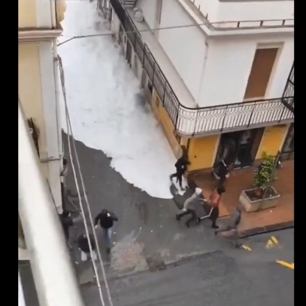 Πρωτοφανείς εικόνες μέσα σε πόλεις της Ιταλίας: Τσουνάμι σαρώνουν τα πάντα - Βίντεο ντοκουμέντα