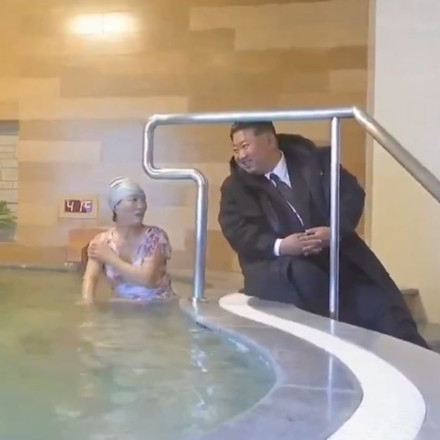 Ο Κιμ Γιονγκ Ουν επιθεώρησε λουόμενες που έκαναν μπάνιο σε ολοκαίνουργιο σπα