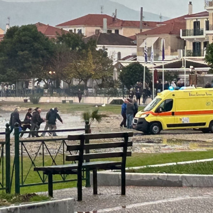 Άστρος: Βίντεο από την ανάσυρση του λιμενικού από τη θάλασσα, «Ήρθε το κύμα και τον πέταξε»