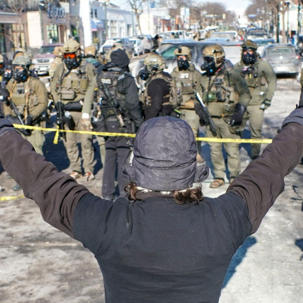 Η οργή της Μινεάπολης και η αδυσώπητη ICE βάζουν... δύσκολα στον Τραμπ