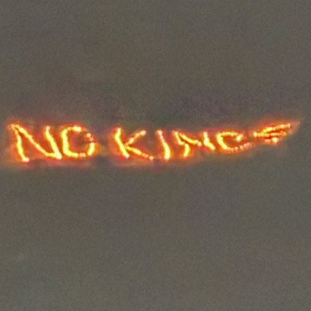 Τεράστια πινακίδα «No Kings» άναψε στο βουνό του Νταβός λίγο πριν την έλευση του Τραμπ