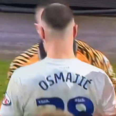 Το «κακό παιδί» της Πρέστον ξαναχτυπά: Ο Οσμάγιτς έριξε κουτουλιά σε αντίπαλο (video)