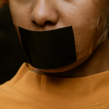 Φίμωσε μαθητή με χαρτοταινία γιατί έκανε φασαρία: Οργή της μητέρας του 13χρονου για τη καθηγήτρια