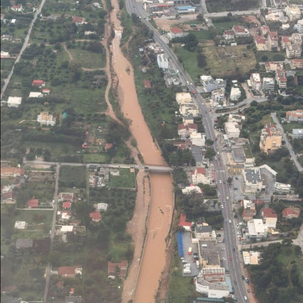 Μεγάλες καταστροφές από φουσκωμένα ρέματα και στην ανατολική Αττική - Δείτε εικόνες από ψηλά