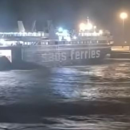Απίστευτα πλάνα με καράβι να προσπαθεί να δέσει στο λιμάνι της Ρόδου λόγω κακοκαιρίας