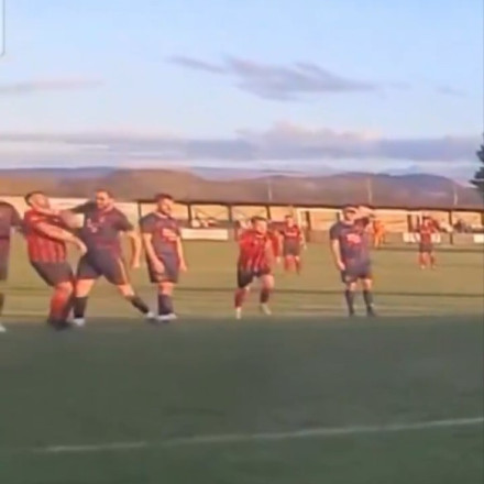 Απίστευτο σκηνικό στην Ουαλία: Ερασιτέχνης ποδοσφαιριστής συνελήφθη γιατί χτύπησε αντίπαλο (vid)