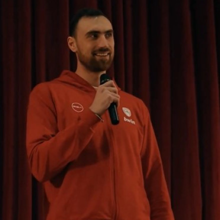 Η... ελληνική ομιλία του Μιλουτίνοφ στα παιδιά των ακαδημιών του Ολυμπιακού (video)