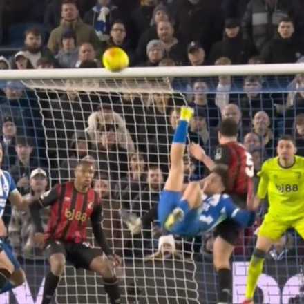 Μαγικός Κωστούλας: Σκόραρε στις καθυστερήσεις με ψαλιδάκι - Υποκλίθηκε ο κόσμος της Μπράιτον (vid)