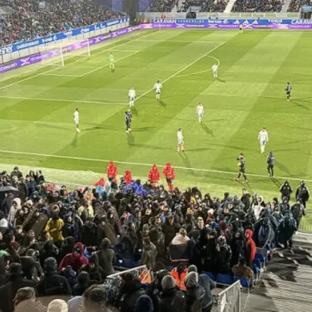 Απίθανο περιστατικό στην Ισπανία: Τραπέζι τραυμάτισε οπαδό και διέκοψε το Σαραγόσα-Καστεγιόν