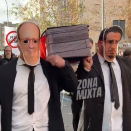 Πρωτοφανείς εικόνες στην Σεβίλλη: Διαμαρτυρία μασκοφόρων οπαδών με περιφορά... φερέτρου (video)
