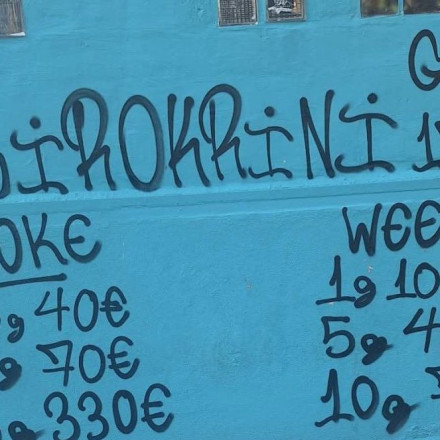 Σοκ στη Θεσσαλονίκη: Έγραψαν σε τοίχο σχολείου τιμοκατάλογο ναρκωτικών - Τι λένε οι Αρχές