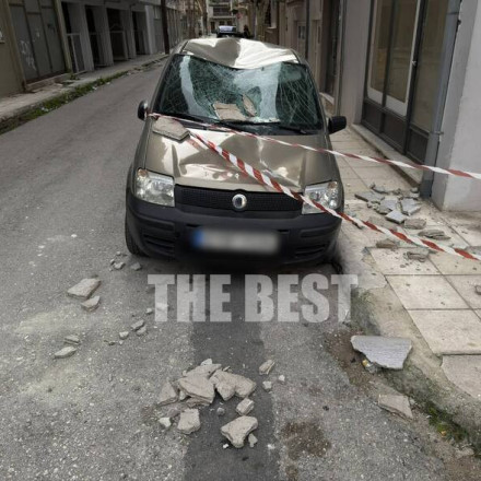 Πάτρα: Τσιμέντο από μπαλκόνι έπεσε σε αυτοκίνητο εξαιτίας των θυελλωδών ανέμων