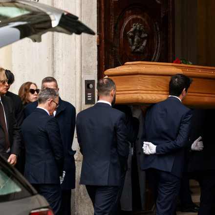 Ξεκίνησε το λαϊκό προσκύνημα για τον Valentino: Πλήθος κόσμου στο ιστορικό ατελιέ στη Ρώμη