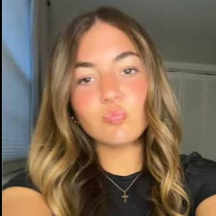 Ποια είναι η μελαχρινή καλλονή που τράβηξε τα βλέμματα στην προπόνηση του Τζόκοβιτς (pics)