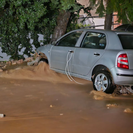 Τραγωδία στην Άνω Γλυφάδα: Νεκρή η γυναίκα που παρασύρθηκε και εγκλωβίστηκε κάτω από όχημα