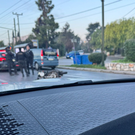Κίνηση: Κυκλοφοριακό κομφούζιο στην Κηφισίας λόγω τροχαίου - Συγκρούστηκε μοτοσικλέτα με ΙΧ