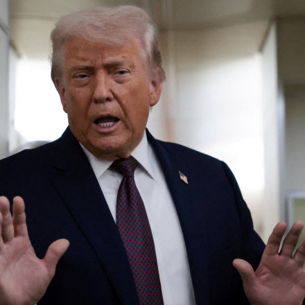 Κλιμάκωση με «παράθυρο» διαλόγου: «Θέλουν συμφωνία στο Ιράν» λέει ο Τραμπ - Έφτασε το αεροπλανοφόρο