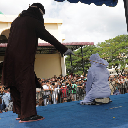 Μαρτύριο στην Ινδονησία: Ζευγάρι υποβλήθηκε σε δημόσια μαστίγωση για εξωγαμιαίες σχέσεις