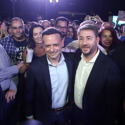 ΠΑΣΟΚ: Άγριος «πόλεμος», βαριές καταγγελίες Ανδρουλάκη-Δούκα στο παρασκήνιο και σενάρια διαγραφών