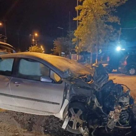 «Τρελή» πορεία αυτοκινήτου στο Λουτράκι – Σώος ο 19χρονος οδηγός μετά από σοβαρό τροχαίο