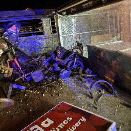 Βίντεο: Η στιγμή που 19χρονος οδηγός «καρφώνεται» σε κατάστημα μετά από «τρελή πορεία» στο Λουτράκι