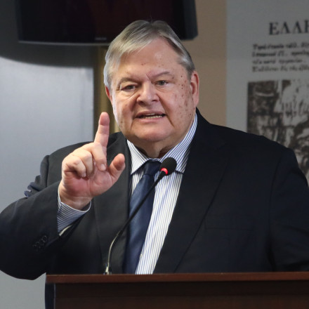 «Κεραυνοί» Βενιζέλου: «Ο σεβασμός του Συντάγματος προηγείται της αναθεώρησής του»