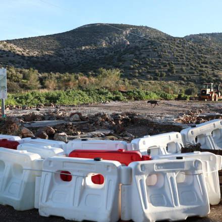 Γλυφάδα: Αυτοσχέδια οδοφράγματα για προστασία από την κακοκαιρία