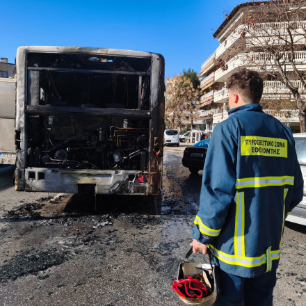 Συναγερμός στη Θεσσαλονίκη: Αστικό λεωφορείο τυλίχτηκε στις φλόγες - Δεν κινδύνευσαν οι επιβάτες