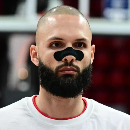 Εβάν Φουρνιέ: Τι είναι η ταινία που φοράει στη μύτη του