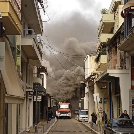 Φωτιά σε αποθήκη και κατάστημα υποδημάτων στο Αγρίνιο - Μεγάλη κινητοποίηση της Πυροσβεστικής