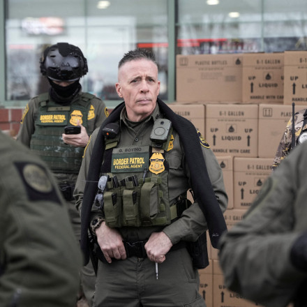 Γκρεγκ Μποβίνο: Το προφίλ του αφεντικού της ICE - Πώς έγινε ο έμπιστος του Τραμπ για τη μετανάστευση