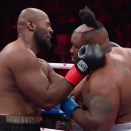 Απρόσμενο σκηνικό σε αγώνα πυγμαχίας: Γροθιά ξεκόλλησε την περούκα ενός πυγμάχου (video)