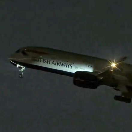 Βίντεο δείχνει τροχό να φεύγει από αεροσκάφος της British Airways την ώρα της απογείωσης