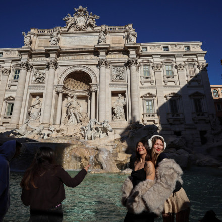 Οι πρώτοι τουρίστες έφτασαν στη Φοντάνα ντι Τρέβι - Πλήρωσαν 2 ευρώ και έκαναν την ευχή τους