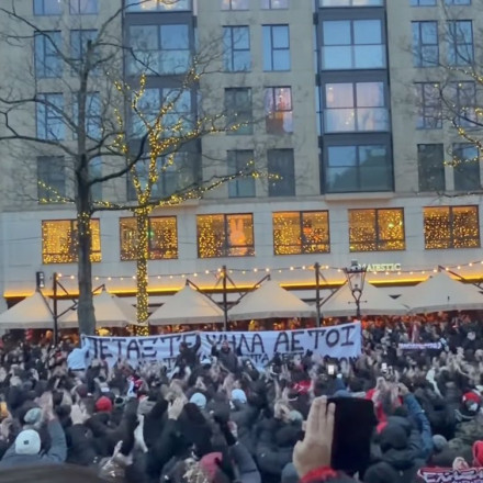 Όμορφη κίνηση των φίλων του Ολυμπιακού στο Άμστερνταμ - Το πανό για τους «αετούς» του ΠΑΟΚ (vid)